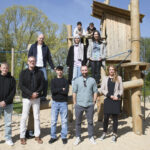 Die Delegation der Luisenschule in Detmold: Menekse Nur Ünsal, Schülerin der 9b, hält das neue Siegel in Händen (mittlere Reihe rechts). Zuvor hatte sie es zusammen mit Herrn Müer, Berufswahlkoordinator (mittlere Reihe, links), auf der Bühne in Empfang genommen.