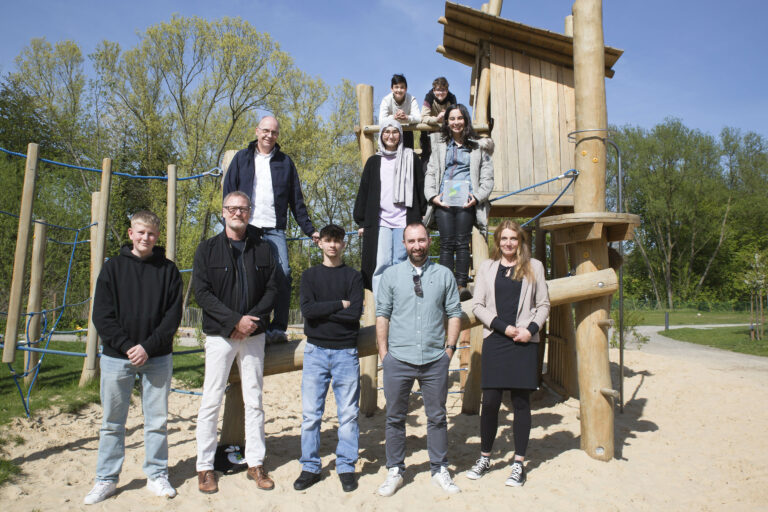 Die Delegation der Luisenschule in Detmold: Menekse Nur Ünsal, Schülerin der 9b, hält das neue Siegel in Händen (mittlere Reihe rechts). Zuvor hatte sie es zusammen mit Herrn Müer, Berufswahlkoordinator (mittlere Reihe, links), auf der Bühne in Empfang genommen.