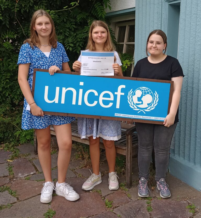 Luisenschülerinnen übergeben Spende an UNICEF