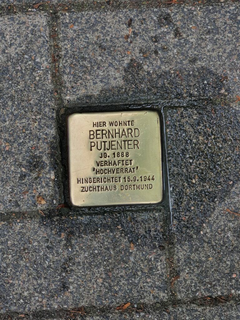 Aktion „Stolpersteine putzen“